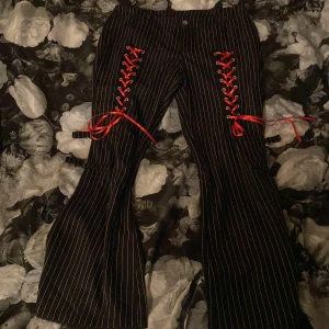 Gothic byxor  - Byxor med röd snörning 