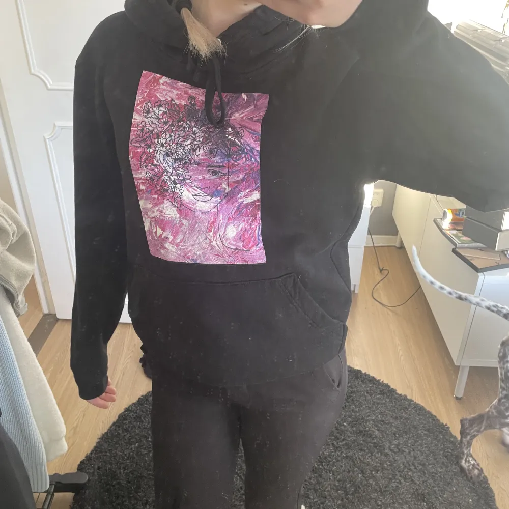 Säljer denna jättefina hoodie från the cool elephant, jag älskar den och den har ingen skada eller fläck. Väldigt fint skick.. Hoodies.