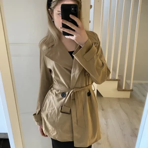 Kortare suede trenchcoat - Trenchcoat från zara! Fint skick men säljs du den aldrig kommer till användning! Frågor, bara att skriva!💝☺️