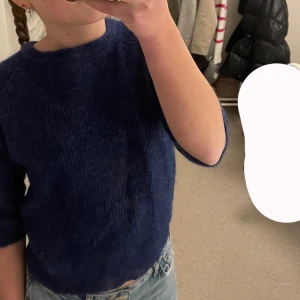 Stickad tröja - Säljer denna stickade marinblå tröjan pågrund av att den ej används. Tycker att den är lite sticksig då jag är en väldigt känslig person. Tröjan är från ett märke och kostar därför runt 500kr elr mer i ordinariepris.