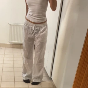 Linnebyxor - Säljer nu mina jättefina linnebyxor från bonprix. De är i storlek S och jag är 165cm för referens, men passar även kortare personer då man kan ha de lite högre upp isåfall. ❤️ Fickor på bak och framsidan. Köpare står för frakt! 🫶