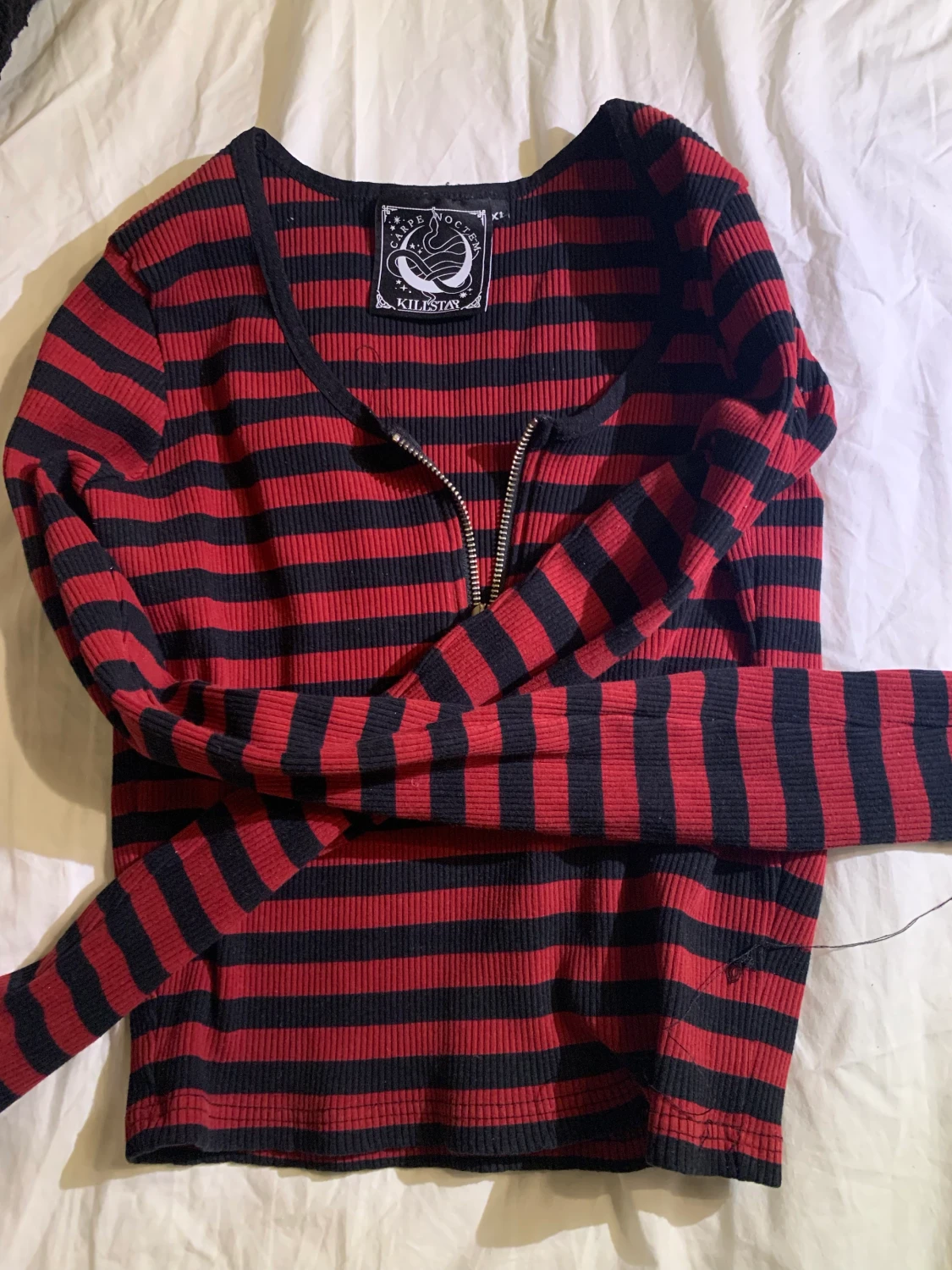 Svart röd randing tröja