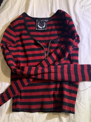 Svart röd randing tröja - Har bytt stil och behöver inte denna tröja längre! Den är XL men den passar för medium