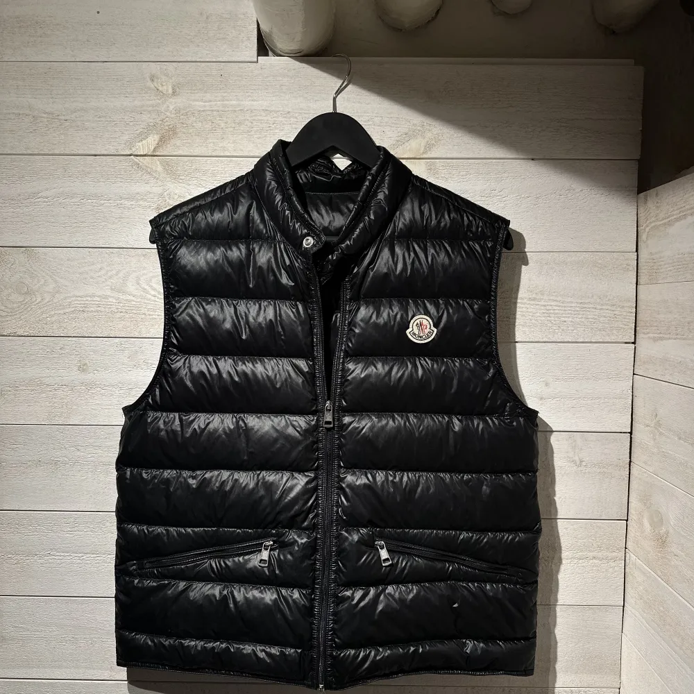 Svart moncler gui väst Skick 9/10 Storlek 2 Pris 3200 Kom gärna med bud eller trades. Jackor.