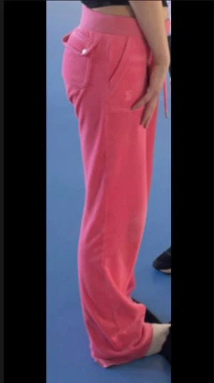 JUICY BYXOR - Jag söker BYTE då jag tröttnat på färgen skicka bild på dina juicy byxor du vill BYTA med EJ TILL SALUT UTAN ENDAST BYTE dem är i mycket bra skick och dom är nästan nya då jag fick dom i julas❤️💖