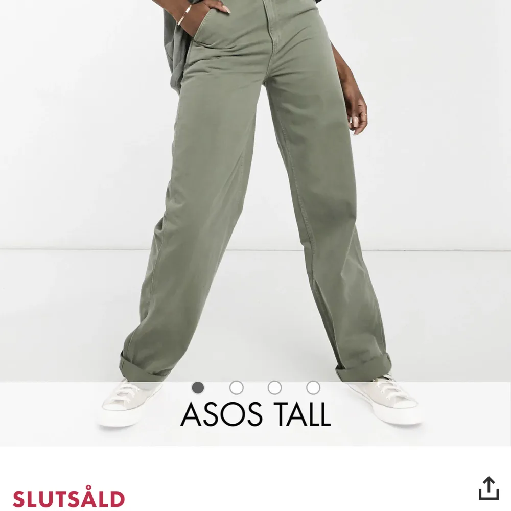Trendiga oversized kakifärgade jeans från Asos i en ”tall-modell”. Slutsålda online. Använt vid ett tillfälle.. Jeans & Byxor.