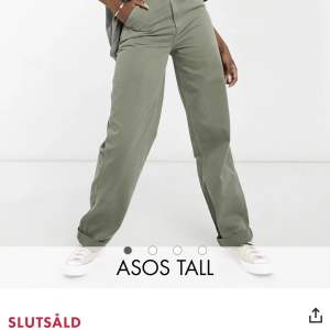 Trendiga oversized kakifärgade jeans från Asos i en ”tall-modell”. Slutsålda online. Använt vid ett tillfälle.