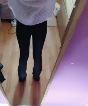 Bootcut jeans - Hej! Jag säljer mina svarta bootcut jeans 💞 De är i mycket bra skick och endast använda 1-2 ggr 💗 Köparen står för frakten. Hör av dig vid intresse eller frågor!