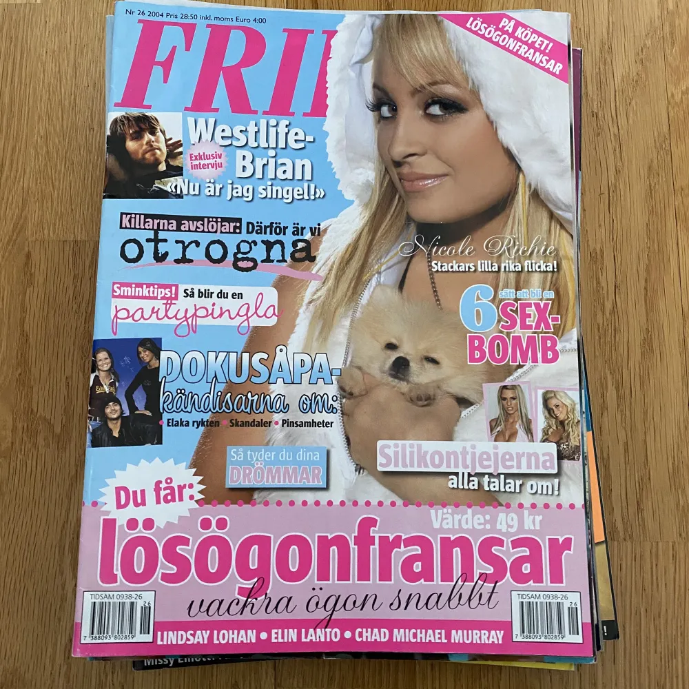 2 SÅLDA. Säljar av min älskade samling av Frida tidningar från 2001-2003🥲💓 gamla insändare, mode, kärlekstips och skvaller💕 VERKLIGEN Y2k NOSTALGI😍!! 55-63 sidor/nummer, och i bra skick.  99 kr/st då de knappt går få tag på🥲 . Övrigt.