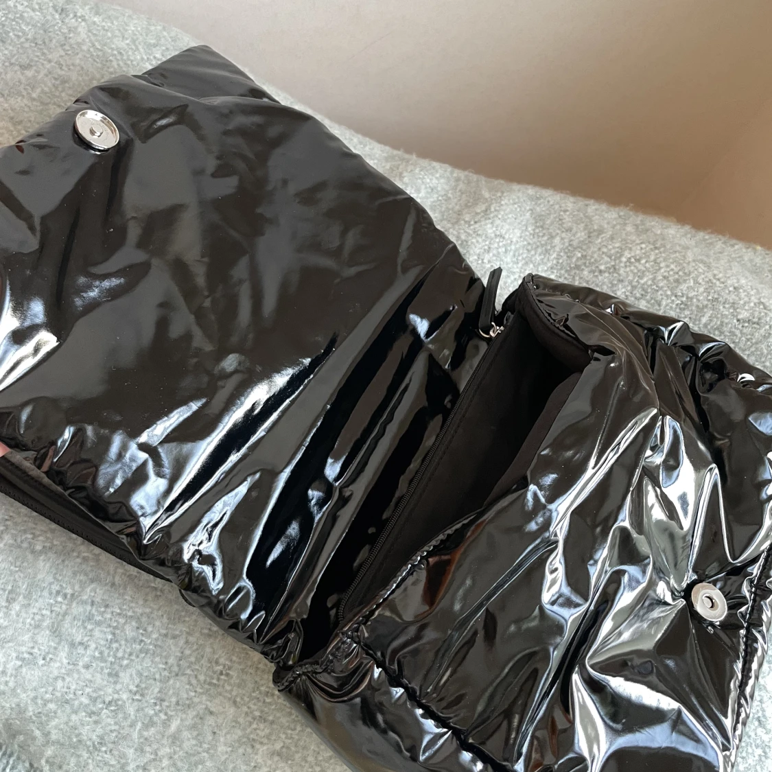 Vadderad lackväska  - 91