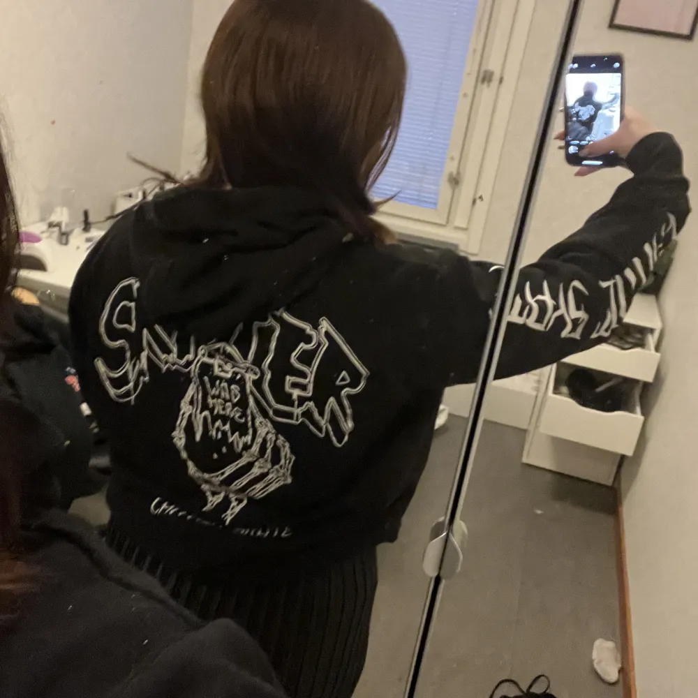 Snygg hoodie med tryck på armar och baksida. Använd endast ett fåtal gånger. . Hoodies.