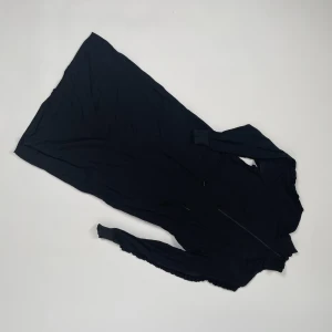 Väldigt fin klänning - En superfin klänning från H&M! Har lite volangdetaljer, dragkedja och krage