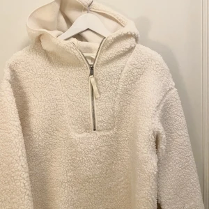 Teddy tröja - Säljer denna super sköna tröja i teddy-material. Endast använd en gång därmed nyskick! Storlek S 🤍