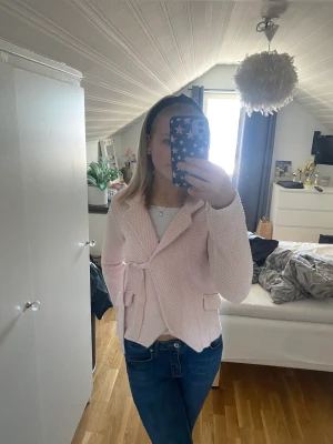 Odd Molly kofta💗 - Superfin oanvänd kofta från odd molly! Säljes då den tyvärr inte kommer till användning🥲💕 pris kan diskuteras vid snabb affär 