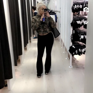 Militär hoodie  - Croppad militär hoodie från bikbok i storlek M