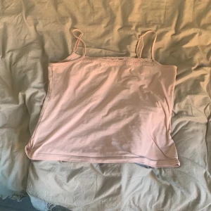 rosa spetslinne - storlek L typ , spetsen har ett litet hål annars inga defekter