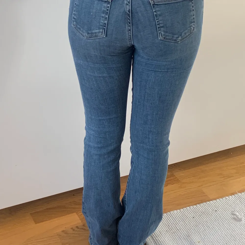 Lågmidjade jeans från bikbok i storlek S. Jeans & Byxor.