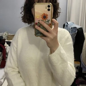 Vit stickad tröja  - Jätte mysig och skön tröja, lagom tjock för vintern, går att stryka