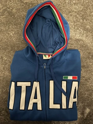 Italien tröja fullzip.  - Köpt i Rom.  Passform: S/M.  Sparsamt använd 