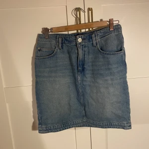 Jeanskjol - Jeanskjol från Lee, nypris 599kr, fint skick. Slutar typ mitt på låret. Frakt tillkommer!!!