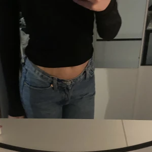 Weekday lågmidjade jeans - Ett par lågmidjade jeans som e jätte snygg färg,säljs för ej kommer till användning för är lite för stora men älskar dem jätte mycket 