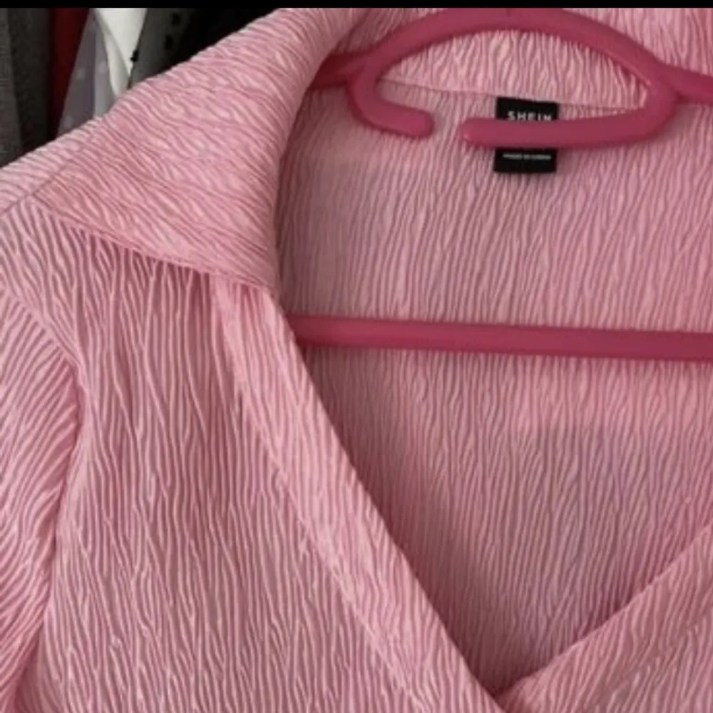 En jätte fin rosa skjorta . Toppar.