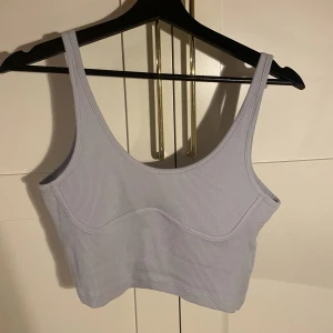 Linne - Ljusblått linne från Gina med detalj i bysten, nypris 199kr. Frakt tillkommer!!!!