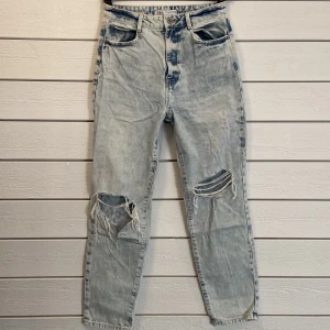 Jeans från Zara  - Ljusa jeans med slitningar vid knän från Zara. Använda vid 2 tillfällen. Sann till storleken. Tillkommer frakt!🤍 