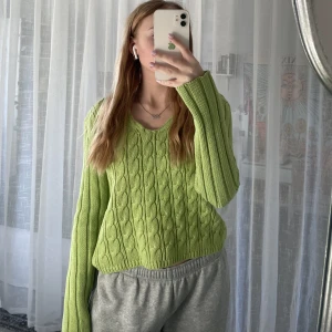 Stickad tröja - Jättefin tröja jag köpt secondhand, knappt använd av mig! Köparen betalar för frakten och katt finns i hem 🫶🏼