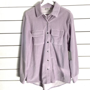 Skjorta/overshirt  - Helt ny! Aldrig använd. Manchesterskjorta i ljuslila som även kan användas som overshirt. Sann till storleken. Nypris 499:- Tillkommer frakt!🤍