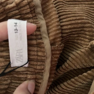 Byxor  - Jag säljer mina byxor från zara eftersom de inte passar mig längre. Det är storlek xs och kan passa för personer som har S beroende på längd. 