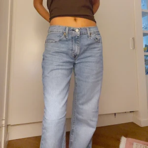Levis jeans  - W 30 L 32 (sydde upp dem så de passar om man är runt 160-165cm lång). Lose fit och ganska low midjan🧍🏽‍♀️