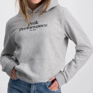 Grå peak performance hoodie - Super fin peak performance hoodie i strl 170 men motsvarar xs/s💕knappt använd