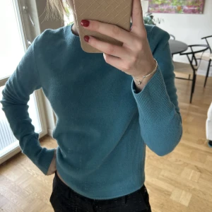 Cashmere tröja - Säljer denna blåa 100%:iga cashmere tröja, faktiskt aldrig använd så är i jättebra skick. Köpt för 999kr.
