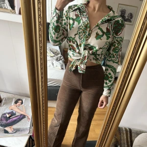 70tals skjorta - Vintage blus  Står storlek 44 i den men passar mig som är strl 38 Lite nopprig eftersom den har några år på nacken därav priset 