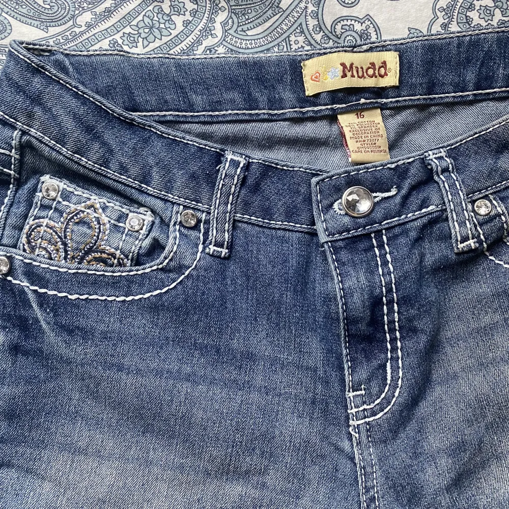 Skit snygga jeans med tryck på bakfickorna ♥️ Inte använda då de är för korta på mig som är 1.67 och säljer därför. Skriv vid intresse eller frågor . Jeans & Byxor.