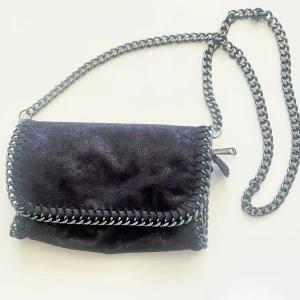 Stellamccartney liknande väska - Säljer min Stellamccartney liknande väska som inte används🤍 matrialet är glittrigt svart och är i storleken S-M