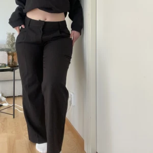 Låga kostymbyxor  - Raka kostymbyxor med låg midja från Gina Tricot. Är använda endast en gång och säljer på grund av att de är lite stora för mig. 