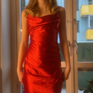 Röd klänning  - Använd Max tre gånger. Från Bik bok, xs passar säkert S också. Nypris 500. Säljer pga kommer inte till anvädning. Vid betalning kommer det stå Thomas ( fråga om efternamn vid betalning) eftersom jag inte har swish. Köparen står för frakten!🫶