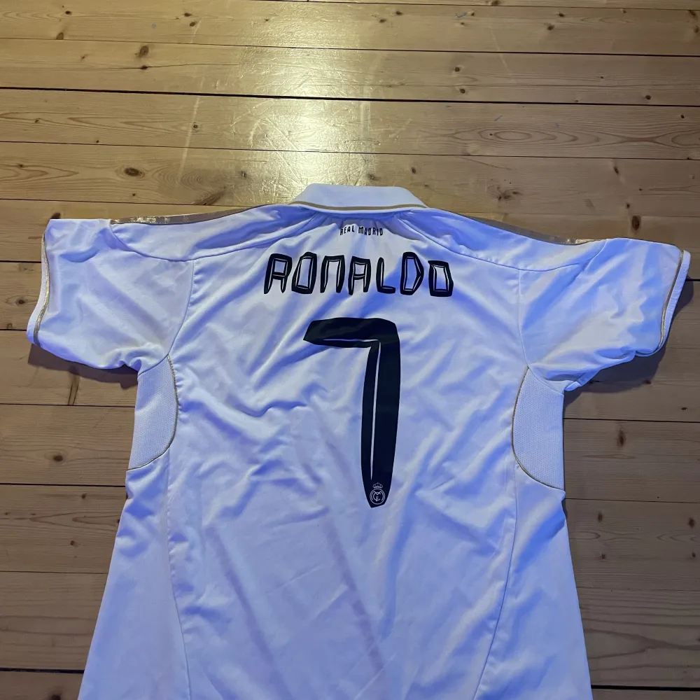 Riktigt snygg retro Cristiano Ronaldo fotbollströja. Storlek: M. T-shirts.