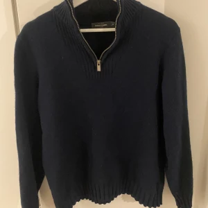 Tröja  - Säljer denna klassiska zip tröja som är snygg över en skjorta eller vardagligt. Skick 8/10. Det är storlek M men sitter som S. Nypris 400.