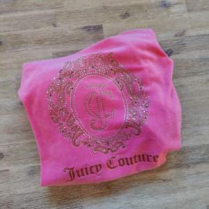 Jättefin vintage Juicy Couture hoodie i rosa velour. Den är äkta och i storlek 