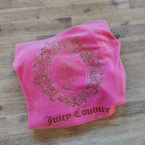 Rosa Juicy Couture hoodie  - Jättefin vintage Juicy Couture hoodie i rosa velour. Den är äkta och i storlek "L" men passar bättre på M-S då den är rätt liten och tight. Sitter riktigt snygg. Fint märke på ryggen utan slitage 💗✨ 