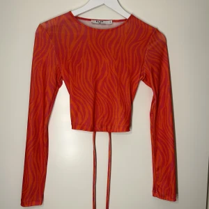 NAKD fest tröja - Fin festlig tröja som aldrig är använd då jag köpte den till en fest som inte blev av. Det är en M men skulle säga att den passar S