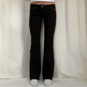 Svarta Lågmidjade jeans - Säljer mina lågmidjade svarta boothcut jeans från R&B! Midjemått: Ca 80 cm. Innerbenslängd: Ca 81,5 cm. Säljer för 400 + frakt💕