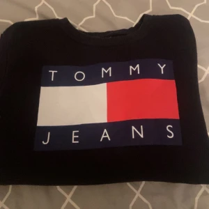Tommy hilfiger - Säljer enTommy hilfiger tröja i storlrk xxl men sitter oversized på mog som har storlek M. Den är i bra sick