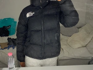 The North Face jacka - Säljer denna svarta The North Face jacka åt en vän🖤 Storleken är XL junior alltså som en vanlig XS. Priset går att diskutera:))