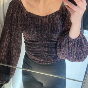 Festtopp   - Glittrig festtopp. Storlek S men passar även M. Använd 1 gång. 