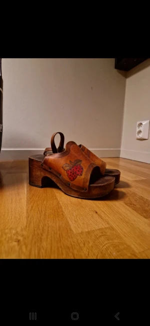 Klackskor - Supersöta Clogs, köpta secondhand. Söt lite jordgubb på. Enkla att gå i!