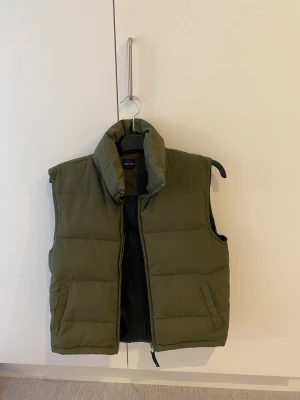 Grön väst - En grön väst, normal i storlek. Använd men i bra skick, och inga tydliga defekter.